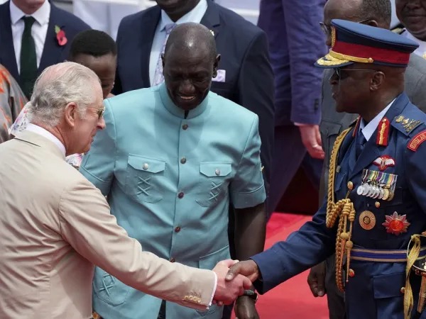 Ο στρατηγός Francis Ogolla με τον Βασιλιά Κάρολο