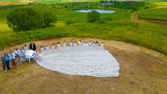 Μαθητές στη Μαγνησία δημιούργησαν το μεγαλύτερο φόρεμα από βαμβάκι στον κόσμο