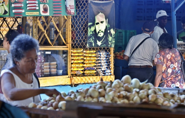 Eικόνα του Κουβανού επαναστάτη ηγέτη Φιντέλ Κάστρο σε λαϊκή αγορά στην Αβάνα της Κούβας