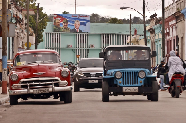 Oχήματα σε δρόμο της πόλης Ματάνσας στην Κούβα