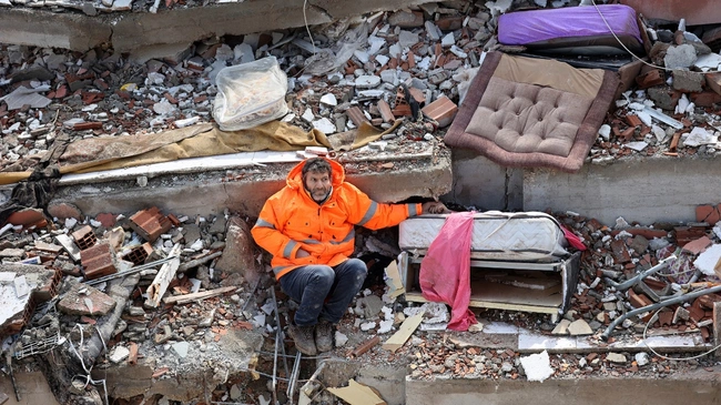 Ο Mesut Hancer να κρατά το χέρι της 15χρονης κόρης του, Irmak, η οποία σκοτώθηκε ενώ κοιμόταν όταν το σπίτι της γιαγιάς της κατέρρευσε κατά τη διάρκεια σεισμού στο Καχραμανμάρας, στη νότια Τουρκία