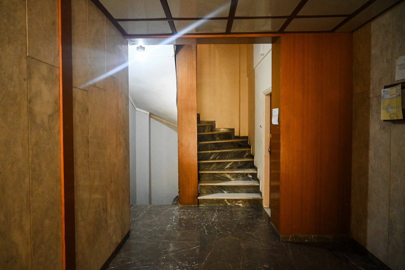 Η είσοδος της πολυκατοικίας της οδού Νιόβης.