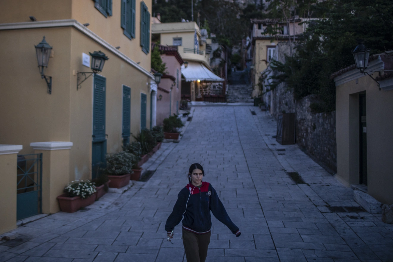 Γυναίκα περπατά στο κέντρο της Αθήνας