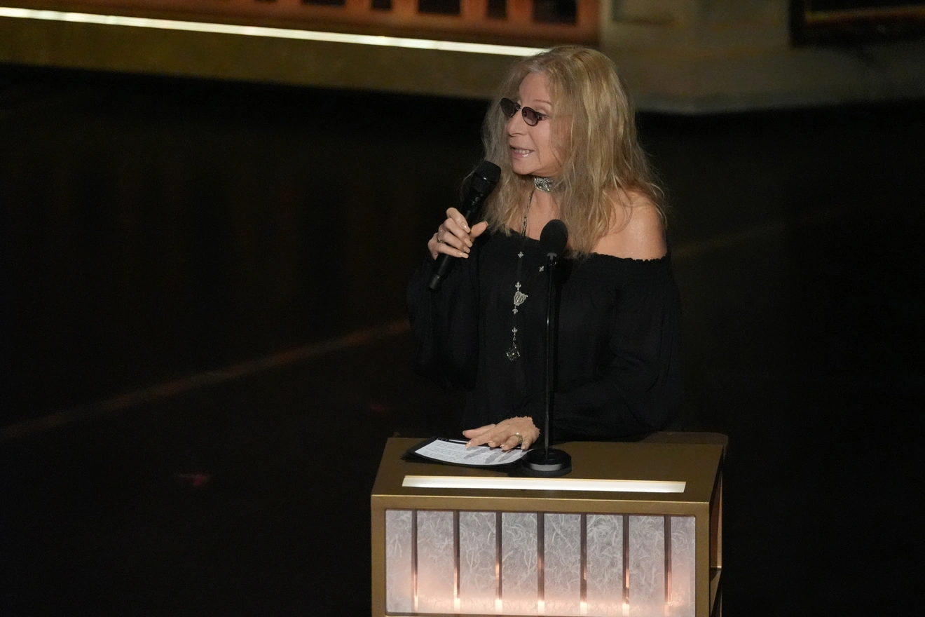 Η Μπάρμπρα Στάιζαντ μιλάει για τον Ρόμπερτ Ρέντφορντ κατά τη διάρκεια του αφιερώματος «In Memoriam» κατά τη διάρκεια των βραβείων Όσκαρ την Κυριακή 15 Μαρτίου 2026, στο Dolby Theatre στο Λος Άντζελες. (AP Photo/Chris Pizzello)