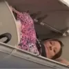 Η επιβάτης στον χώρο αποσκευών