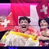 Το Nemo πανηγυρίζει τους βαθμούς της Ελβετίας στη Eurovision
