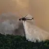 Ελικόπτερο επιχειρεί στη φωτιά