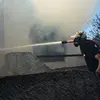 Πυροσβέστης σβήνει φωτιά