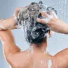 Γυναίκα λούζει τα μαλλιά της