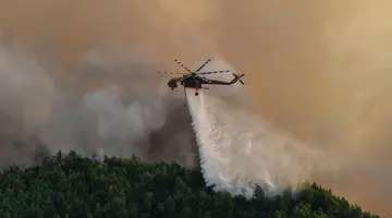 Ελικόπτερο επιχειρεί στη φωτιά