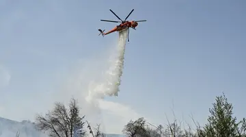 Ελικόπτερο εκτελεί ρίψεις σε πυρκαγιά